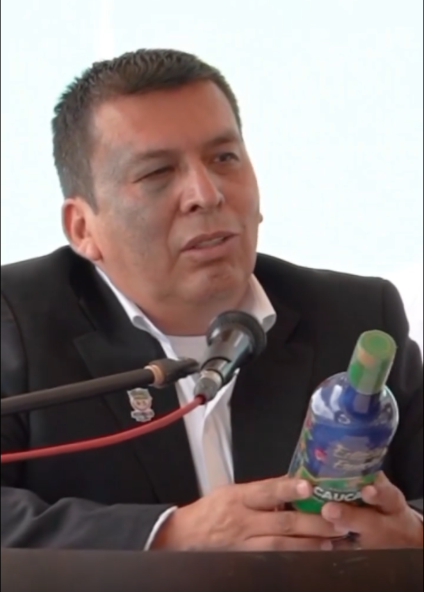                                          Una botella con Sabor a Piendamó🤩
                                        