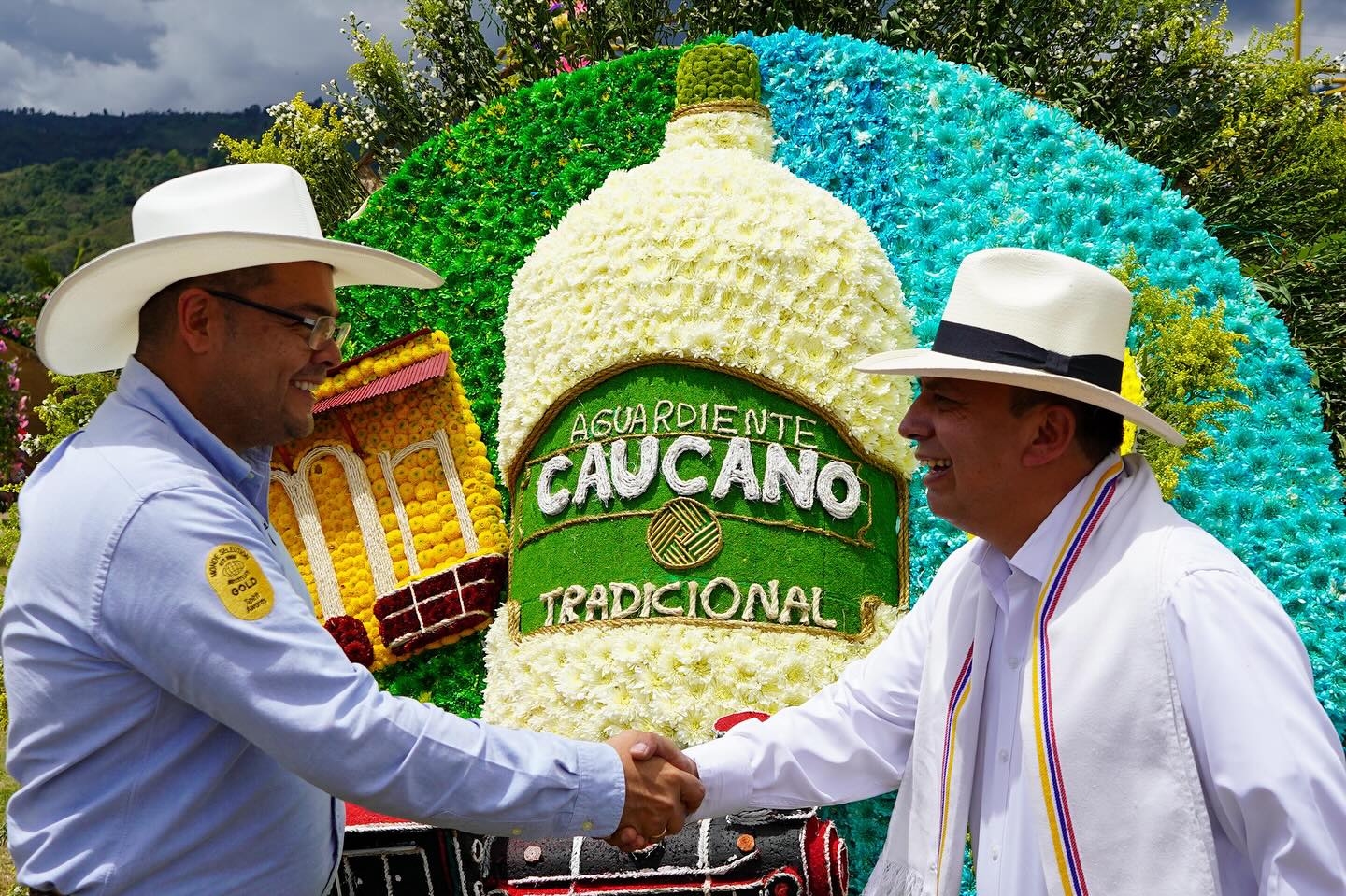                                              🎊 Aguardiente Caucano, El de Siempre, ¡presente en las Ferias del Café y las Flores en Piendamó - Cauca! ☕🌸
                                                