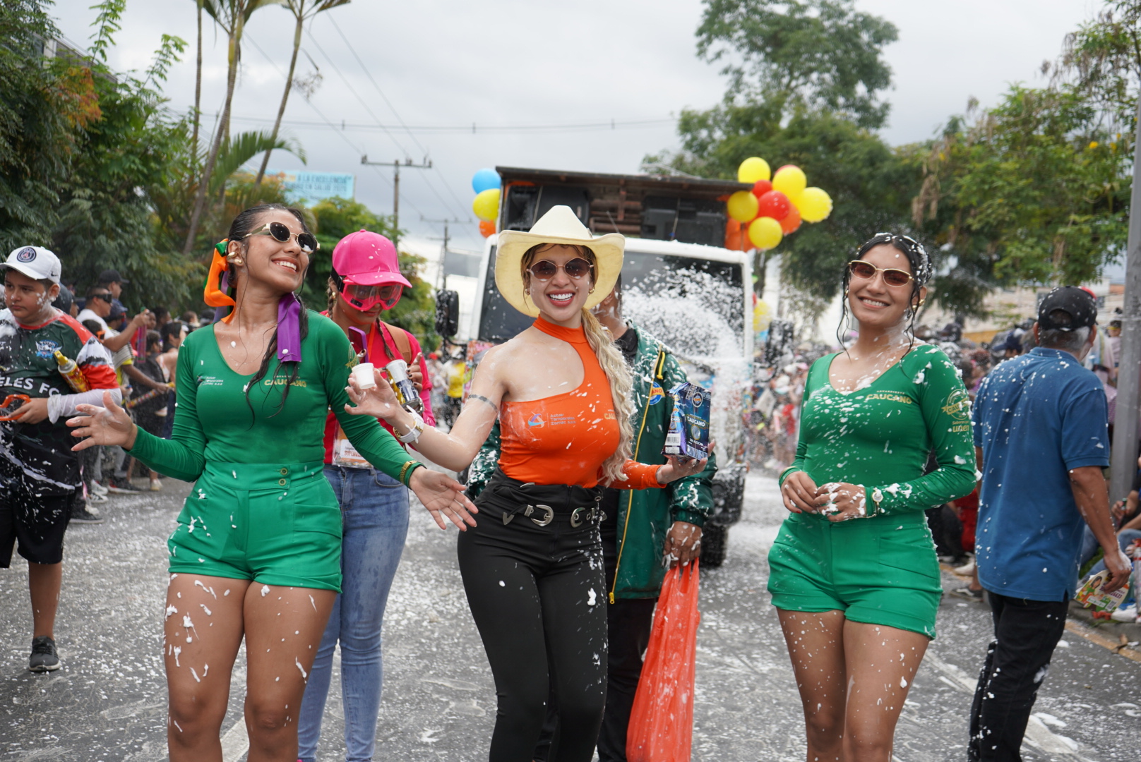   Porque la fiesta, la tradición y la cultura hacen parte de nuestra esencia.  ¡Salud! con Aguardiente Caucano. 💚💙
                                        