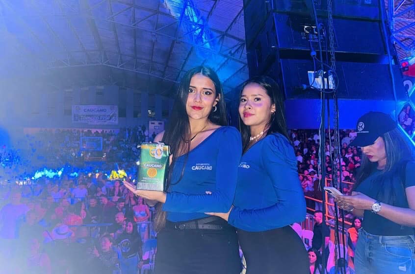                                              ¡Una noche llena de cumbia y guaro!
                                                