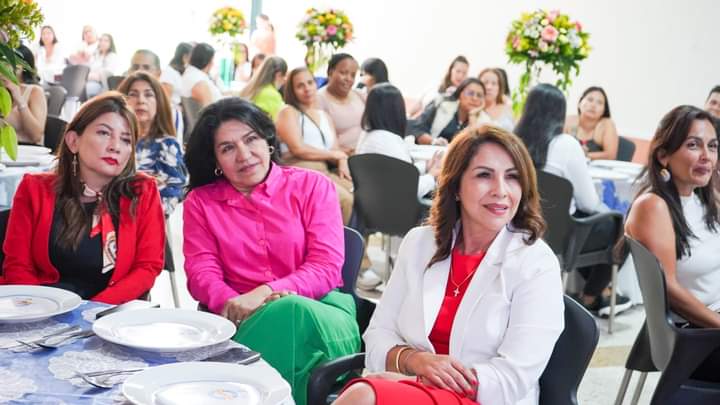                                          HOMENAJE A TI MUJER
                                        