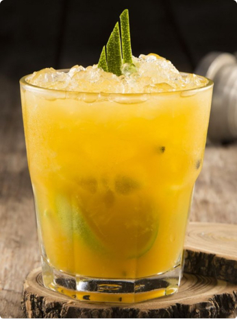 Cóctel de frutas y aguardiente